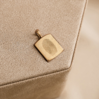 Dije con Huella Rectangular de Oro - Imagen 2