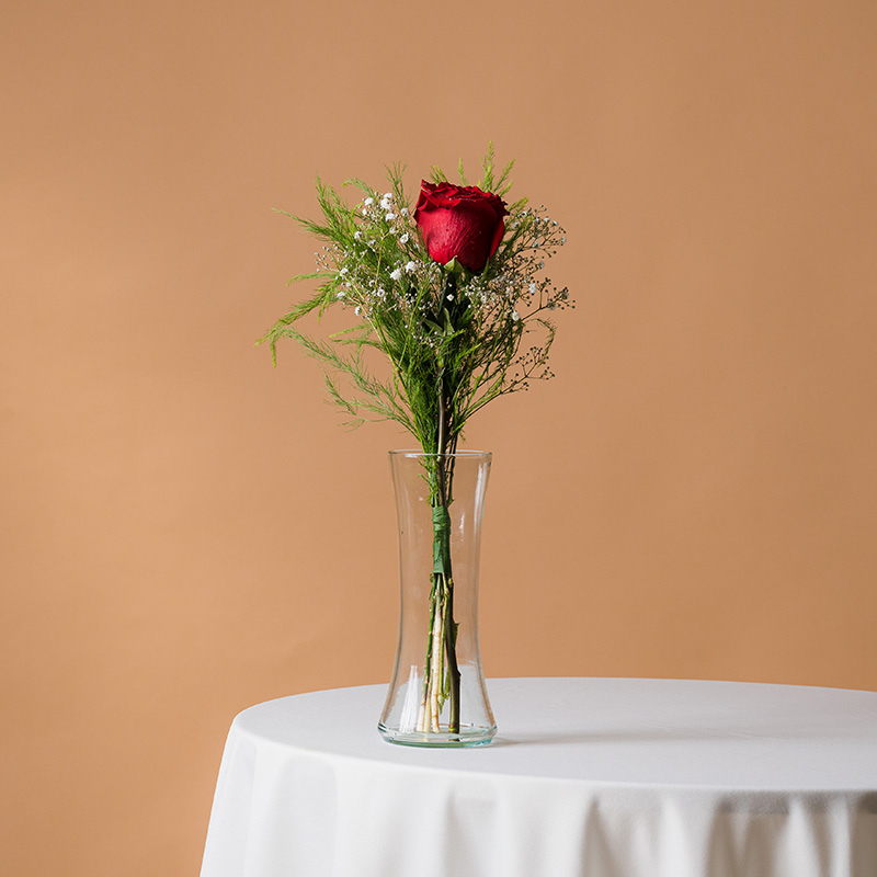 Detalle con rosa roja