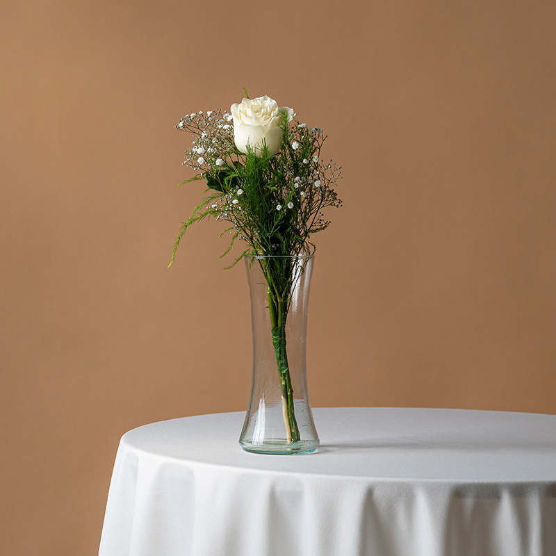 Detalle con rosa blanca